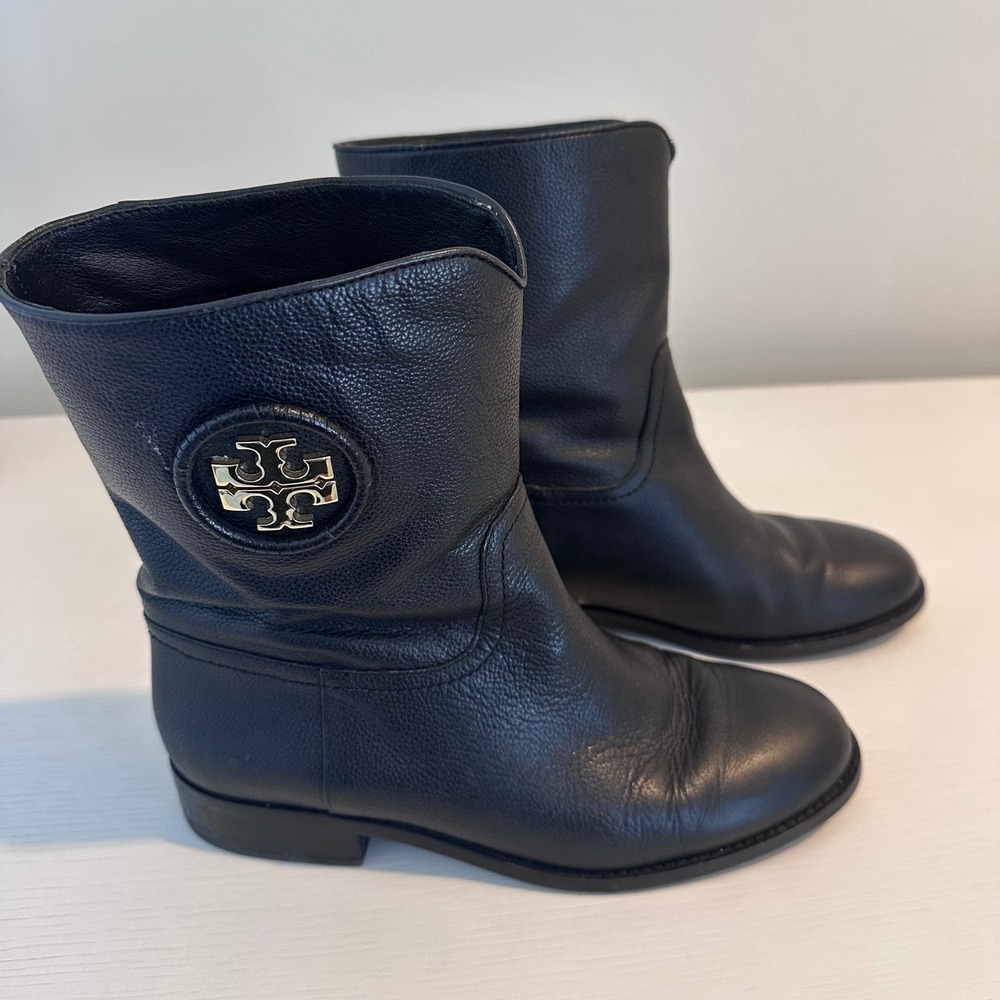 Tory Burch Kiernan Black Pebbled Leather Logo Mid-Calf Boots 8M 5595 D16